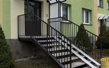 Bezpieczne wejście do budynku. Nowoczesne standardy modernizacji osiedli